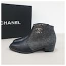 Chanel Botins de couro preto com logotipo CC de lã e tornozelo