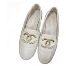 Chanel Elfenbeinfarbene Loafer mit CC-Logo