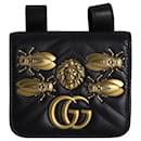 Riñonera Gucci Gg Marmont con Aplicaciones Metálicas en Cuero Negro