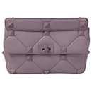Bolsa de ombro em couro lilás com tachas romanas - Valentino