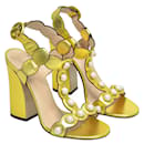 Sandalias con tira en T de sauce con adornos de perlas doradas - Gucci