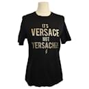 Schwarze Farbe/Goldenes T-Shirt mit der Aufschrift „Its Versace not Versachee“.