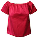 Schulterfreie Maje-Bluse aus fuchsiafarbenem Seidensatin