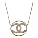 Collar con colgante circular de diamantes de imitación Chanel CC Collar de metal en excelentes condiciones