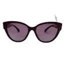 Óculos de sol Chanel Burgundy CC com logotipo pérola embelezado em acetato de borboleta