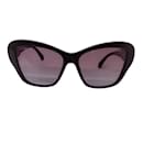 Chanel-Sonnenbrille aus Acetat und Lammleder mit burgunderroter Kristallverzierung und Schmetterlings-CC-Logo