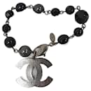 Bracelet Chanel CC gris et noir avec fausses perles argentées