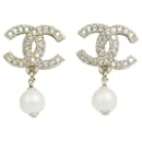 Boucles d'oreilles pendantes en perles Coco dorées - Chanel