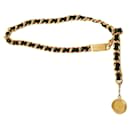 Cinturón Chanel de cuero negro y cadena dorada.