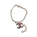 Bracelet chaîne logo CC en métal doré clair et émail noir et rouge - Chanel