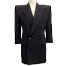 Saint Laurent negro 3/4 Vestido tipo abrigo con hombros fuertes y botones forrados en mangas