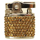 Gucci Italy Feuerzeug aus silberfarbenem Metall mit goldfarbenen Kristallen und Nieten