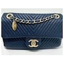 Linda bolsa Chanel 21 cm em couro e padrão Chevron Azul.