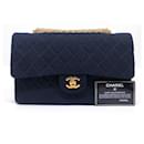 Prächtige Chanel Timeless Schulterhandtasche aus marineblauem Jersey
