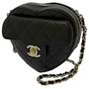 Chanel Mini CC preta em bolsa crossbody com coração apaixonado
