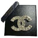 Broche de prata CC com zircões prateados - Chanel