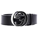 Cinturón Gucci con logo G entrelazado en cuero negro