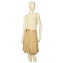 Diane Von Furstenberg Falda cruzada hasta la rodilla plisada con encaje de seda de color beige Leanne 2