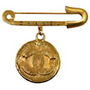 Broche de fantasia medalhão Chanel Gold CC