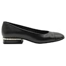 Chaussures plates ornées de perles Chanel en cuir noir