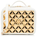 Neceser Chanel con placa dorada blanca