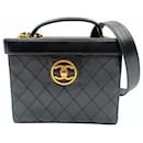 Bolsa de cosméticos acolchoada Chanel em couro preto e corrente de ouro