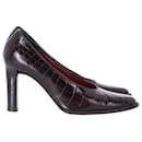 Zapatos de tacón con relieve de cocodrilo Saint Laurent en cuero negro