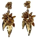 Oscar de la Renta Boucles d'oreilles clip pendantes florales en métal doré