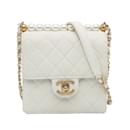 Bolso pequeño con solapa y perlas elegantes de Chanel blanco