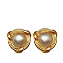 Boucles d'oreilles à clip dorées avec fausses perles Chanel