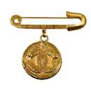 Broche de fantasia de medalhão Chanel CC em ouro
