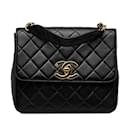 Bolso bandolera con solapa cuadrada XL de piel de cordero acolchada Chanel negro