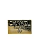 Broche dorée à plaque logo Chanel CC