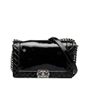 Schwarze Chanel mittelgroße Lack-Umhängetasche „Reverso Boy“ mit Flap