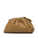 Borsa a tracolla The Mini Pouch di Bottega Veneta marrone chiaro