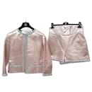 Chanel 20S Completo di pantaloncini da giacca ricamati in pelle rosa metallizzata argento