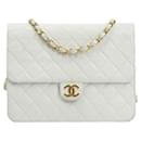 Bolsa de ombro Chanel Classic Matelassé em couro branco