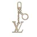 Silberner Schlüsselanhänger mit Louis Vuitton LV-Initialen