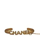 Goldener Chanel-Logo-Armreif mit an einer Kette befestigtem CC-Kristallring-Kostümarmband