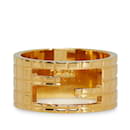 Goldfarbener Ring mit goldfarbenem Fendi-Logo und Cut-out