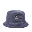 Cappello a secchiello CC in spugna blu Chanel