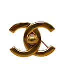 Broche dorée Chanel CC Turn-Lock