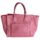 Bolso de mano modelo Prada Shopper en cuero rosa