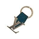 Porta-chaves prateado com iniciais Louis Vuitton LV