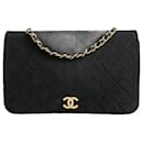 Bolsa de ombro Chanel Matelassè com aba única em algodão preto