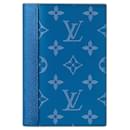 Capa para passaporte LV taigarama azul - Louis Vuitton