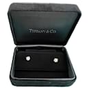 Puces d'oreilles en diamant solitaire de Tiffany & Co