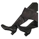 CHANEL Overknee-Stiefel aus schwarzem Leder mit Reißverschluss vorne - Chanel