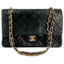 Bolsa clássica com aba e corrente em couro preto médio - Chanel