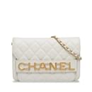Portefeuille enchaîné Chanel blanc sur sac à bandoulière en chaîne